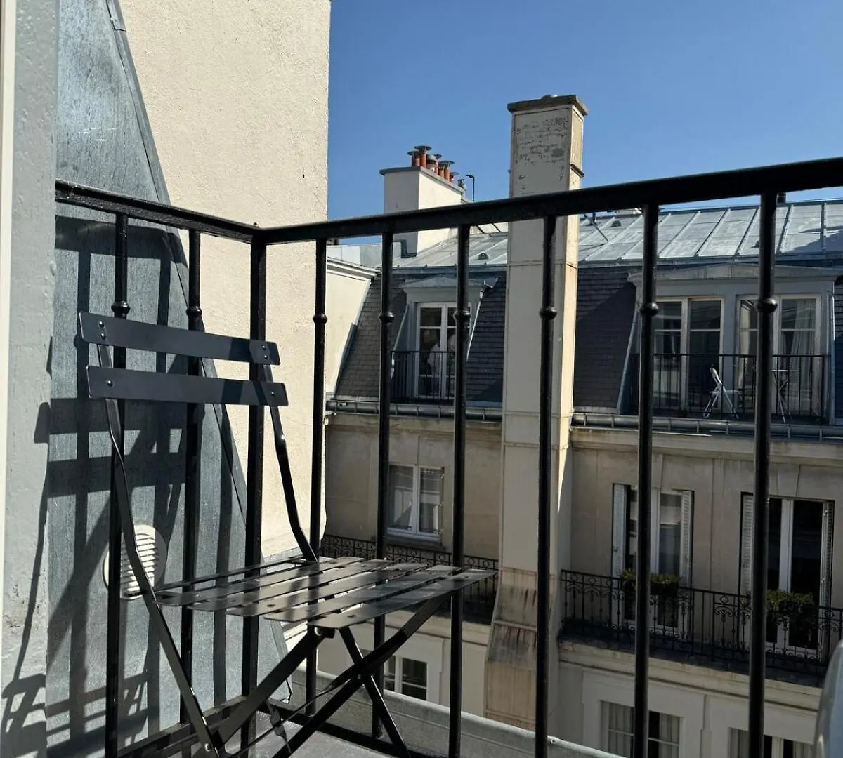 Studio Trocadero Devant Le Metro Passy Paris France